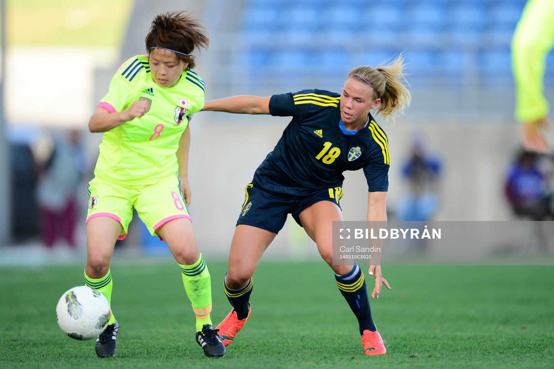 Japans Miyama Aya och Jessica Samuelsson i kamp om bollen