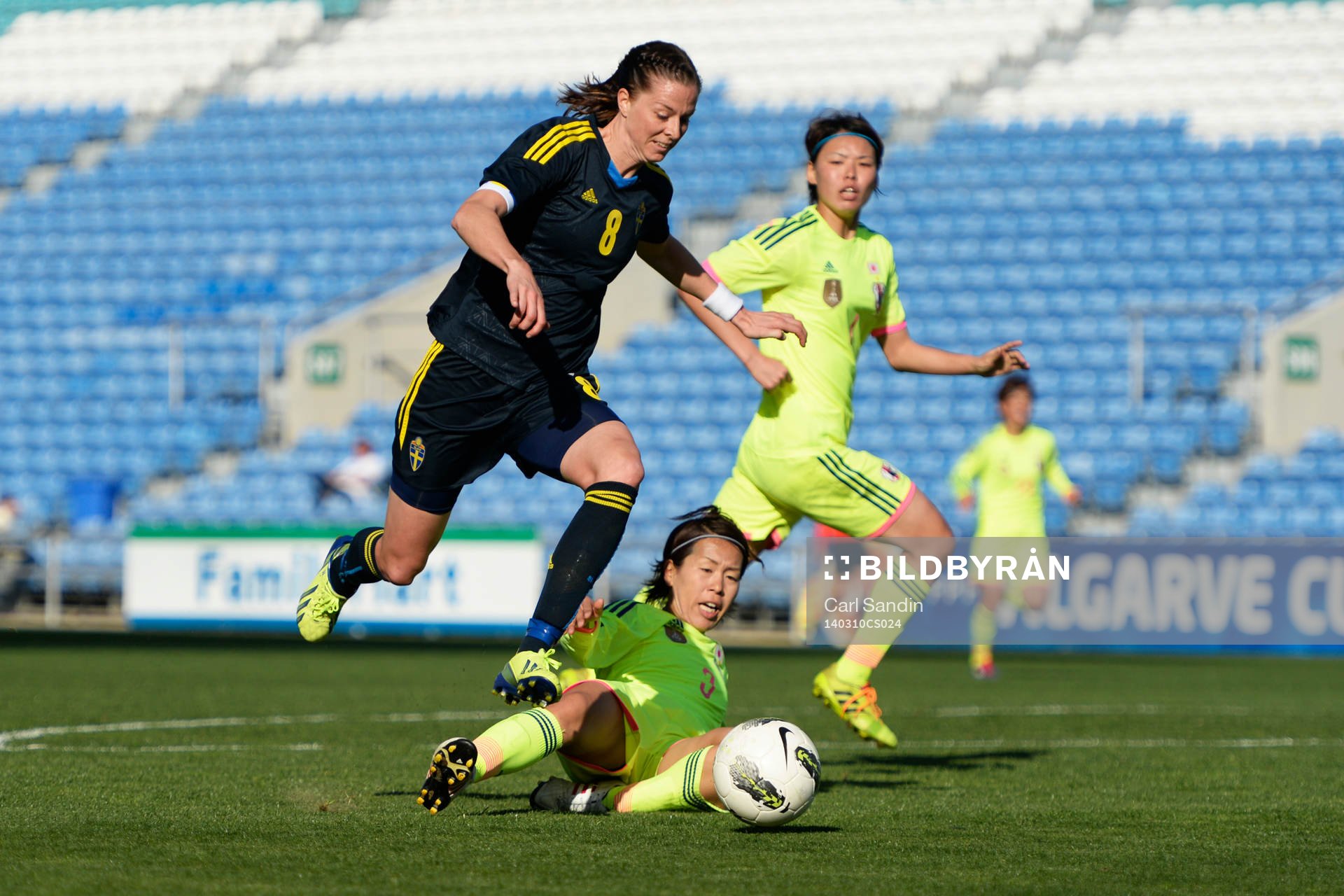 Lotta Schelin undviker en glidtackling från japans