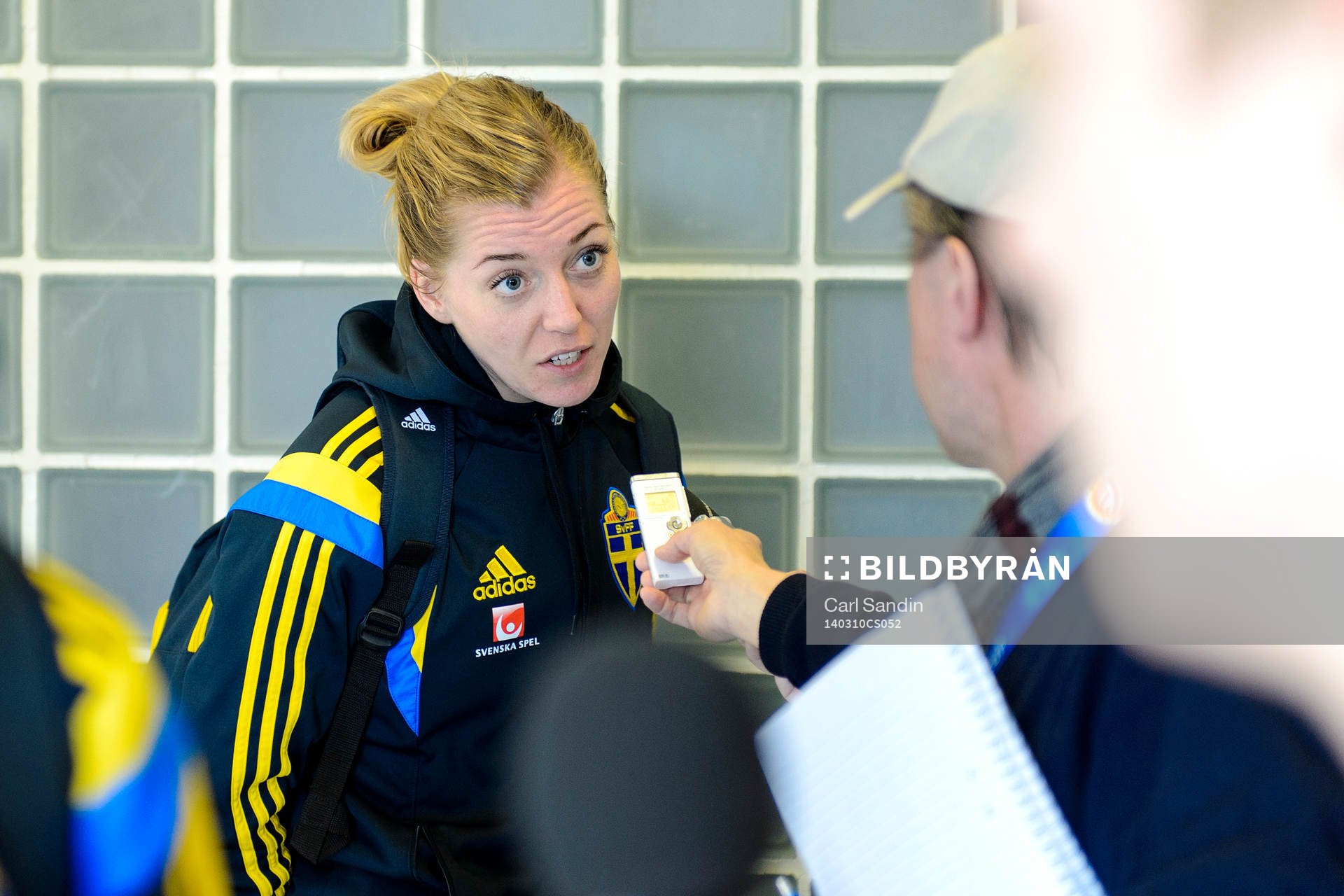 Sveriges Linda Sembrant blir intervjuad efter fotbollsmatchen mellan Japan och Sverige i Algarve Cup den 10 mars 2014.