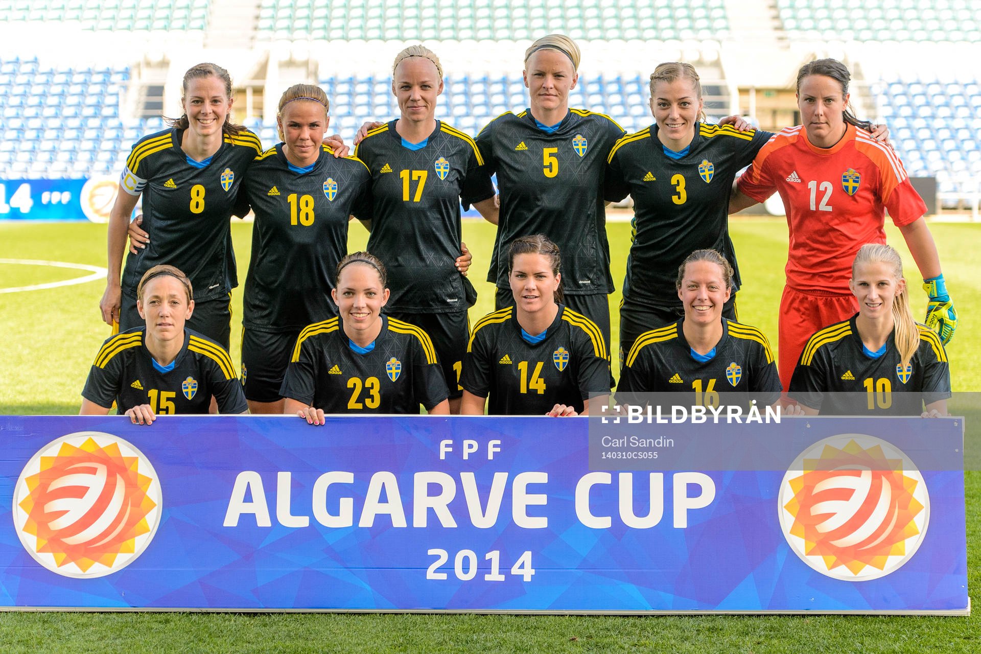Sveriges startelva inför fotbollsmatchen mellan Japan och Sverige i Algarve Cup den 10 mars 2014. Lotta Schelin, Jessica Samuelsson, Caroline Seger, Nilla Fischer, Linda Sembrant, målvakt Carola Söberg, Therese Sjögran, Elin Rubensson, Hanna Folkesson, Lina Nilsson och Sofia Jakobsson.