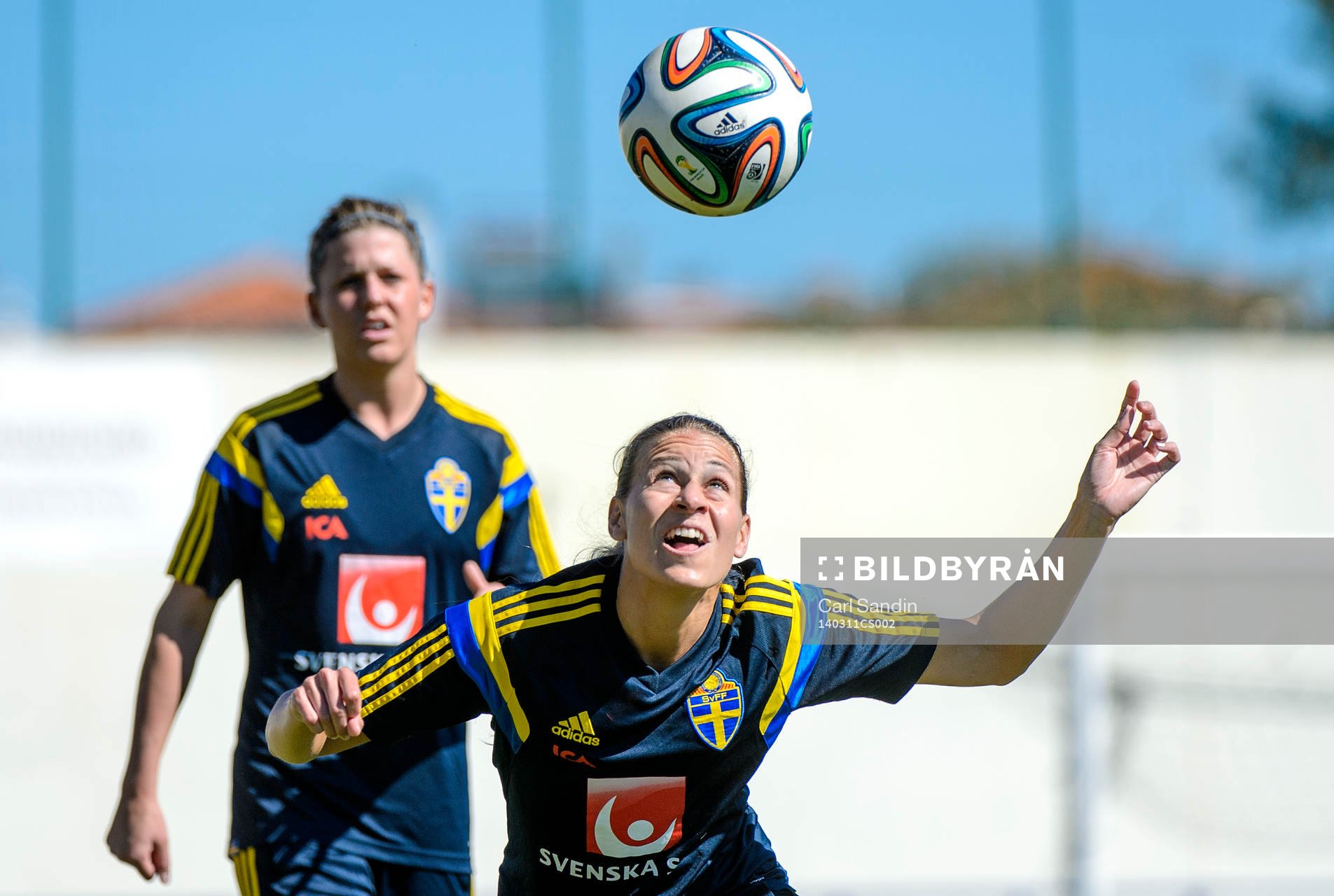 Sveriges Charlotte Rohlin nickar en boll på en träning