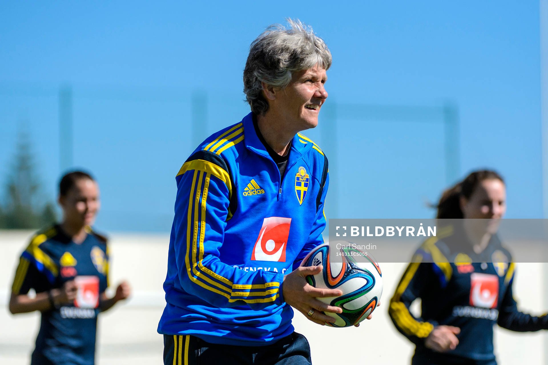Sveriges förbundskapten Pia Sundhage med en boll på en
