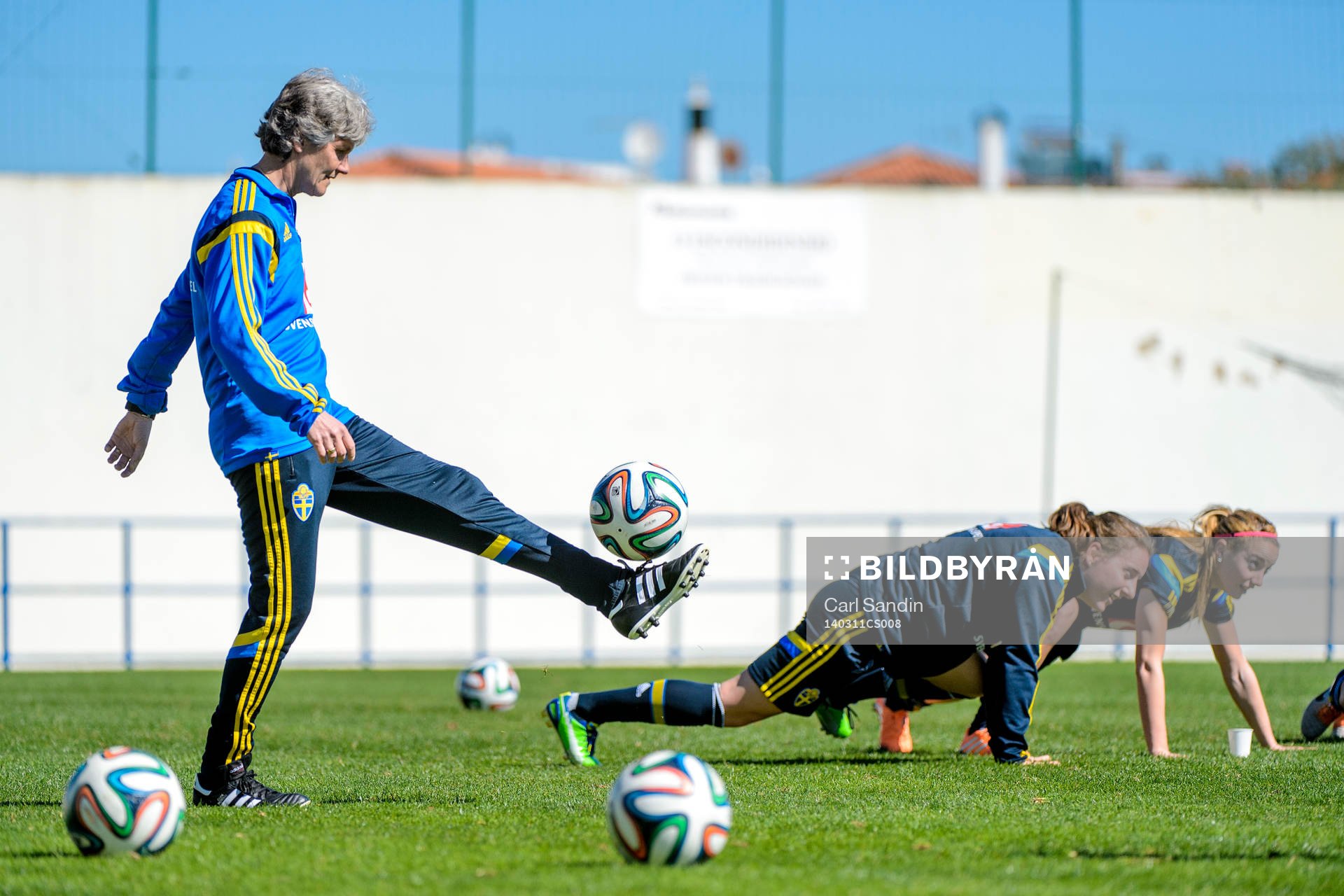 Sveriges förbundskapten Pia Sundhage med en boll på en