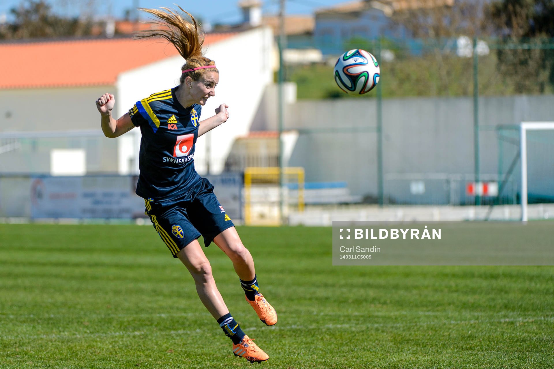 Sveriges Kosovare Asllani nickar en boll på en träning