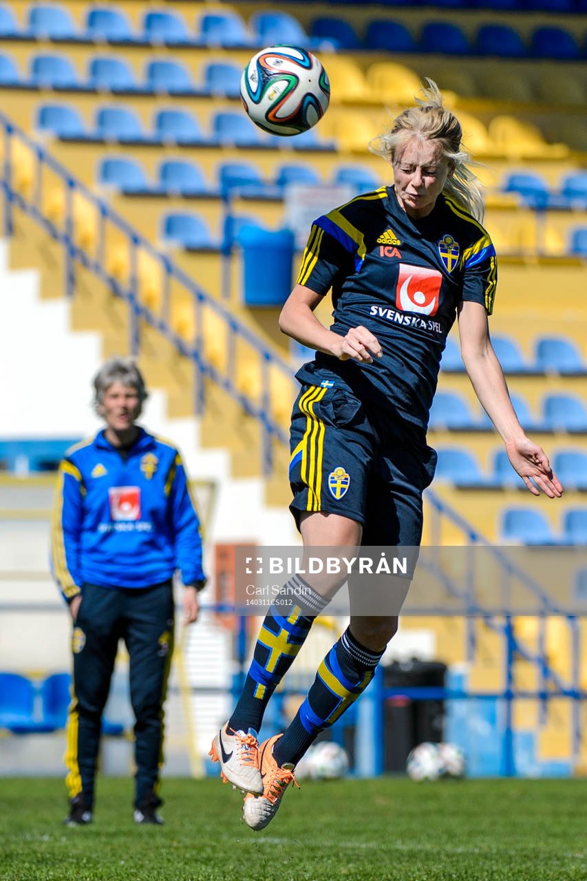 Sveriges Amanda Ilestedt nickar bollen på en träning