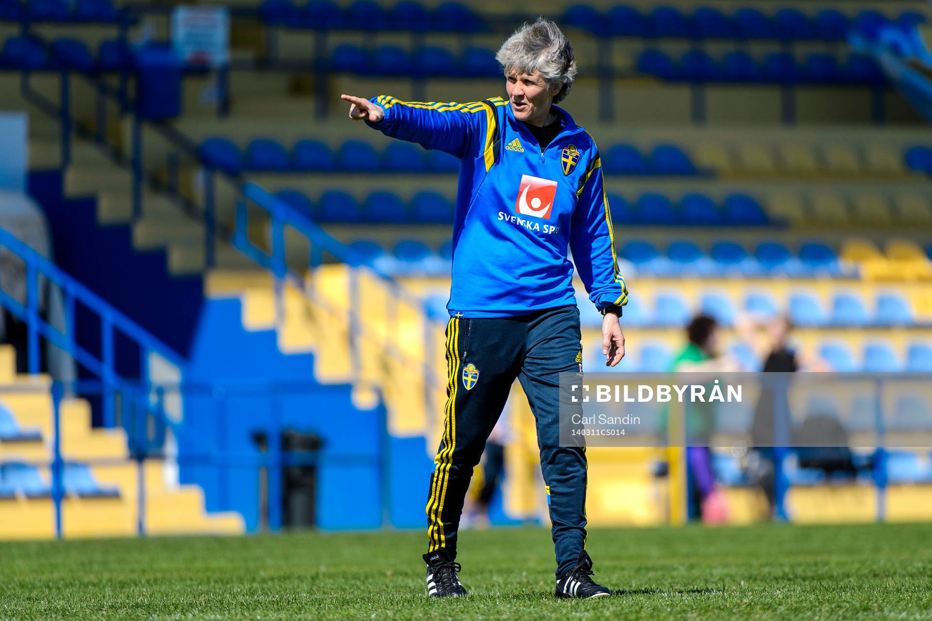 Sveriges förbundskapten Pia Sundhage pekar på en träning under Algarve Cup den 11 mars 2014.