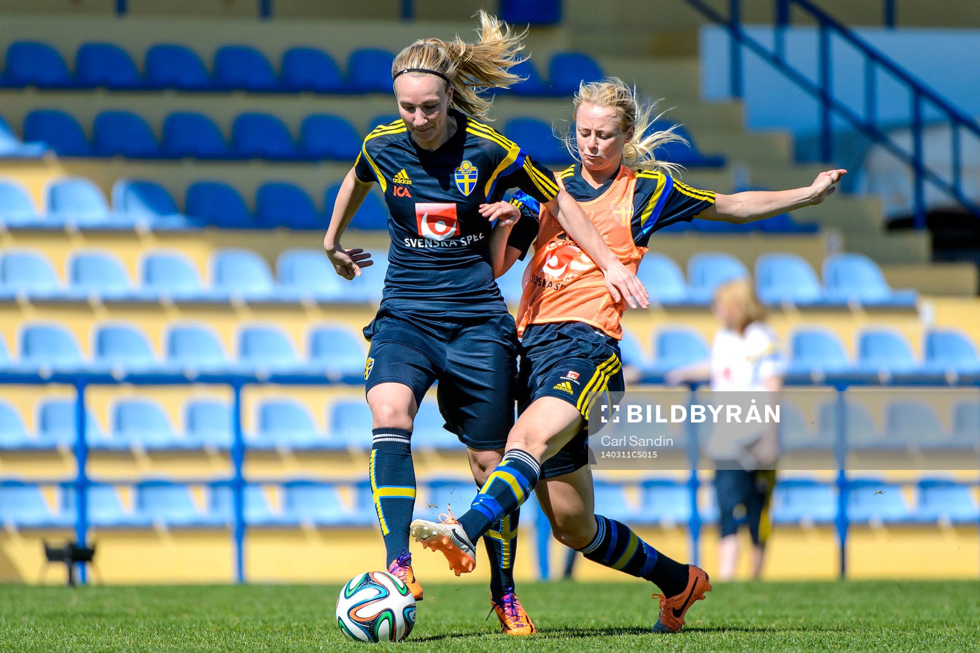 Kamp om bollen mellan Sveriges Emma Lund och Amanda Ilestedt på en träning under Algarve Cup den 11 mars 2014.