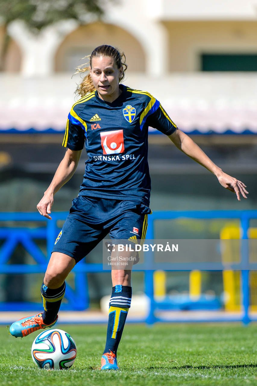 Sveriges Charlotte Rohlin med bollen på en träning