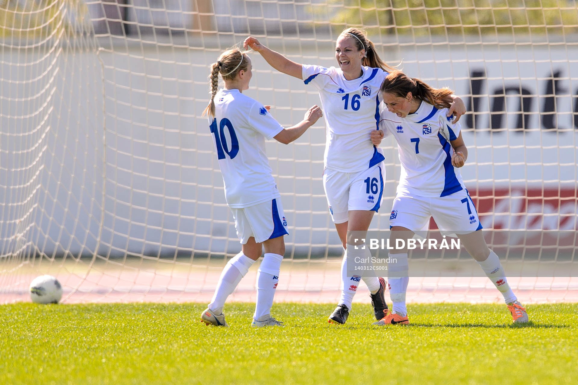 Islands Dóra María Lárusdóttir, Harpa Torsteinsdóttir och Sara Björk Gunnarsdóttir firar efter 1-0 under fotbollsmatchen mellan Island och Sverige i Algarve Cup den 12 mars 2014.