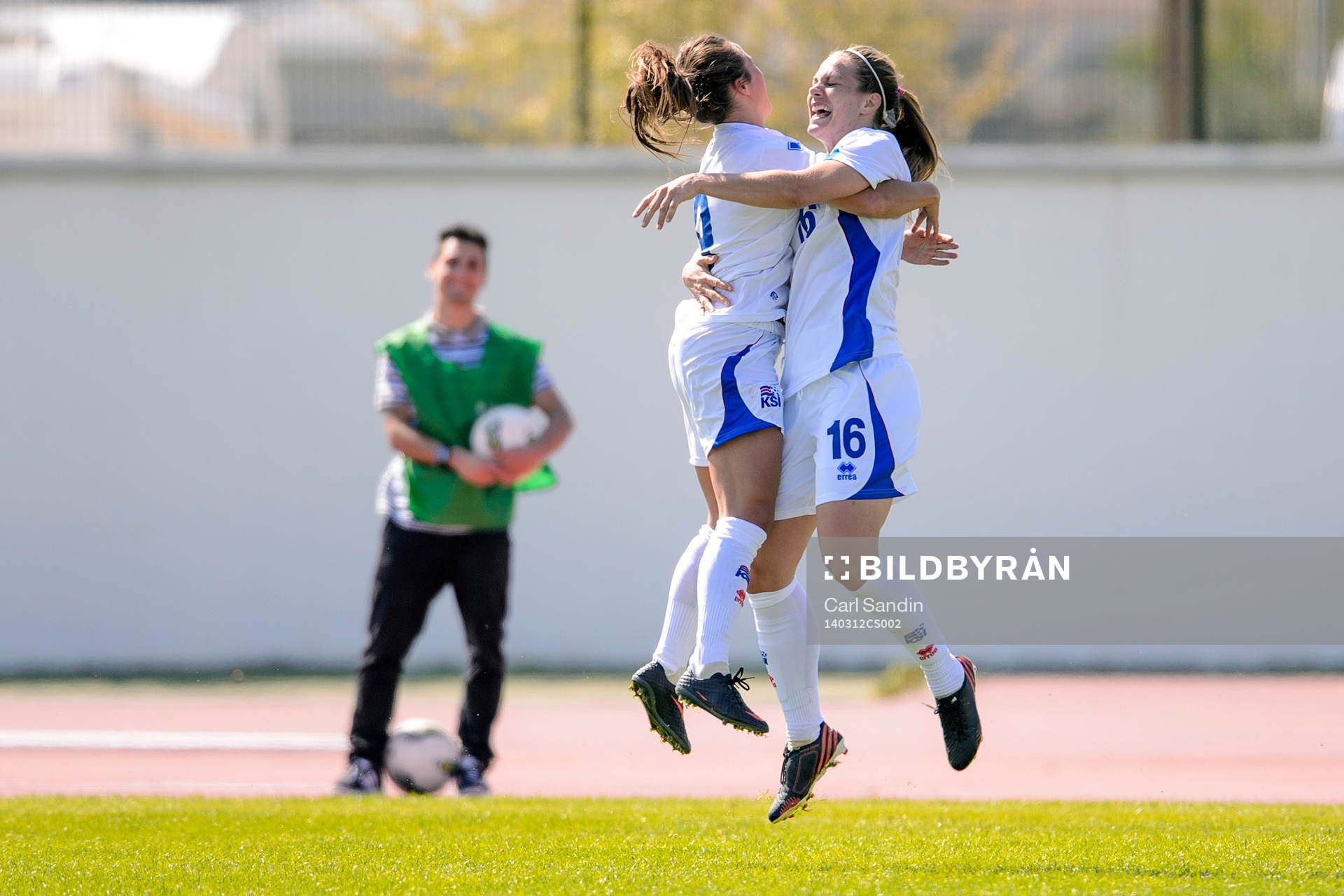 Islands Fanndís Fridriksdóttir och Harpa Torsteinsdóttir firar efter 2-0 under fotbollsmatchen mellan Island och Sverige i Algarve Cup den 12 mars 2014.