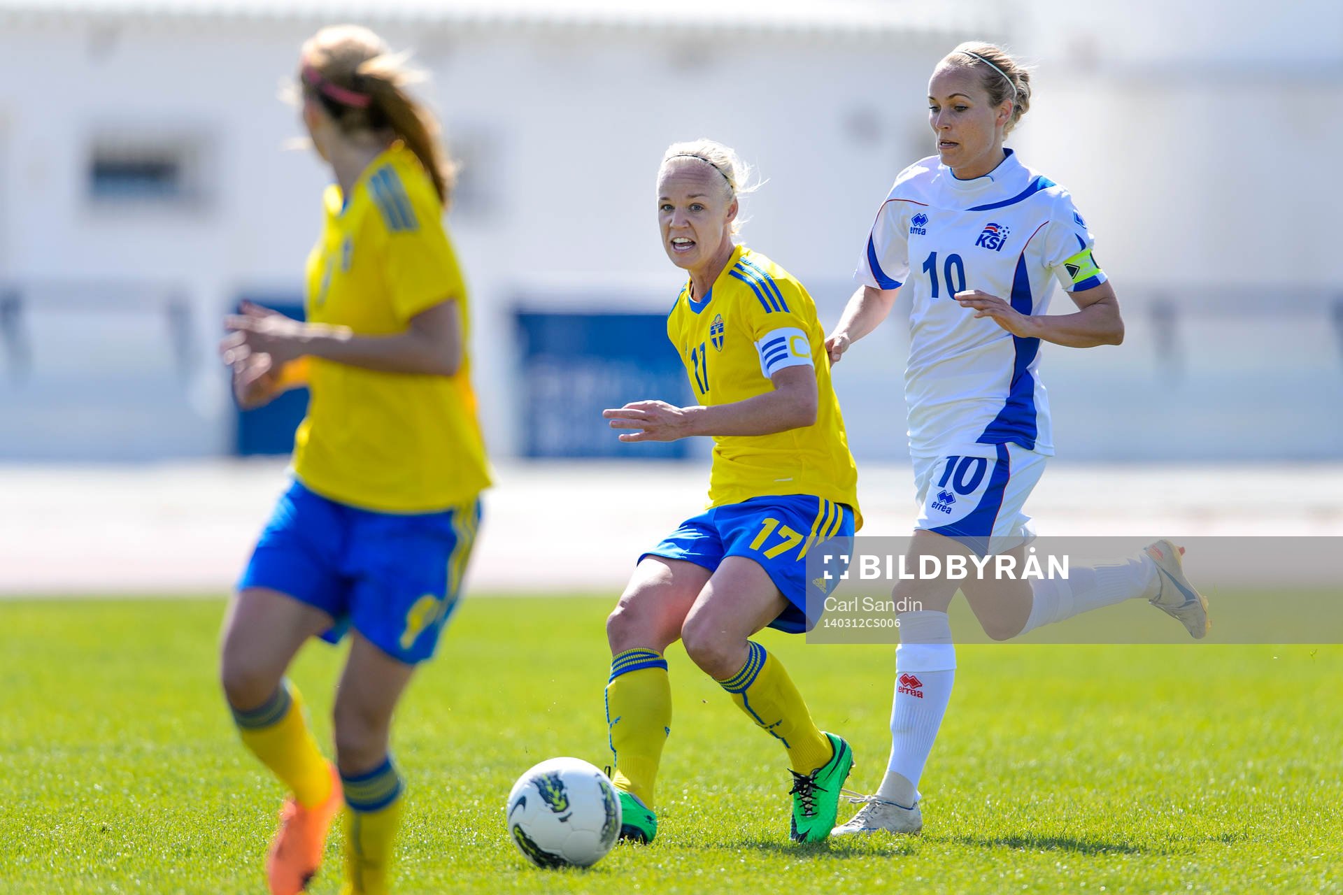 Sveriges Caroline Seger slår en passning framför Islands