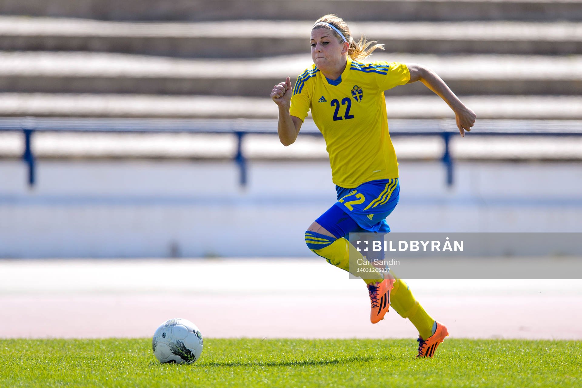 Sveriges Olivia Schough med bollen