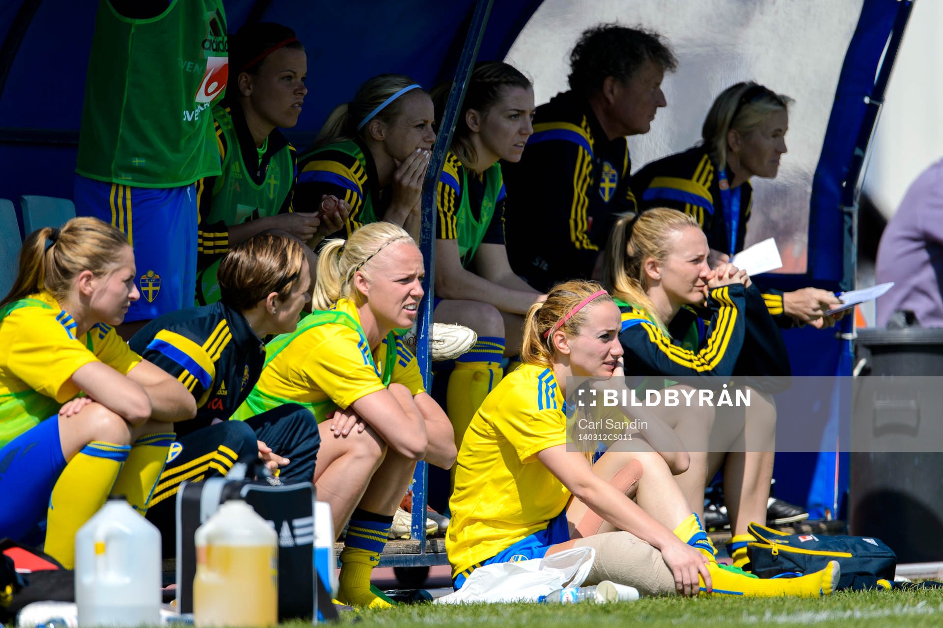 Sveriges Caroline Seger och Kosovare Asllani på bänken