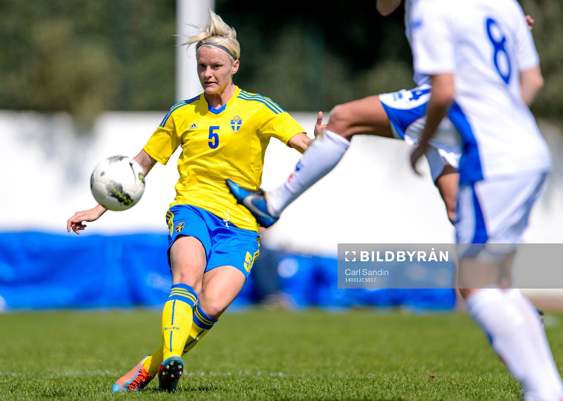 Sveriges Nilla Fischer skjuter bollen
