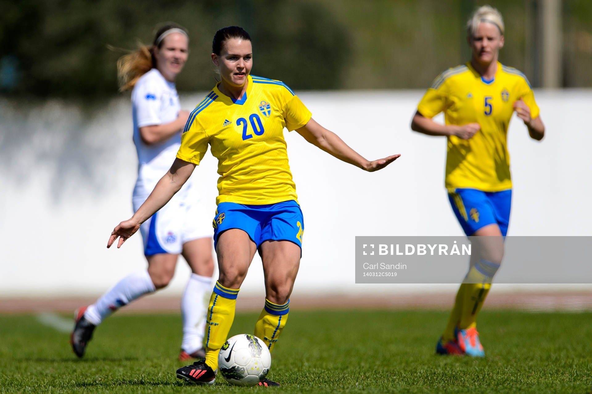 Sveriges Emilia Appelqvist med bollen