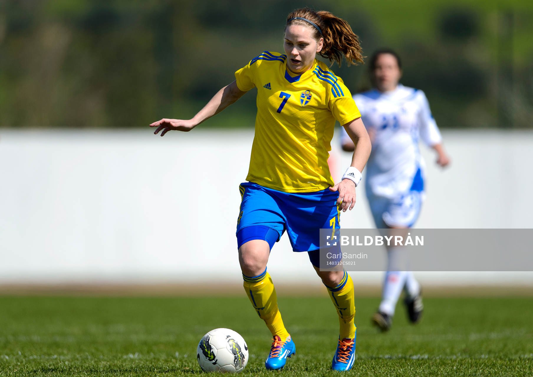 Sveriges Lisa Dahlkvist med bollen under fotbollsmatchen mellan Island och Sverige i Algarve Cup den 12 mars 2014.