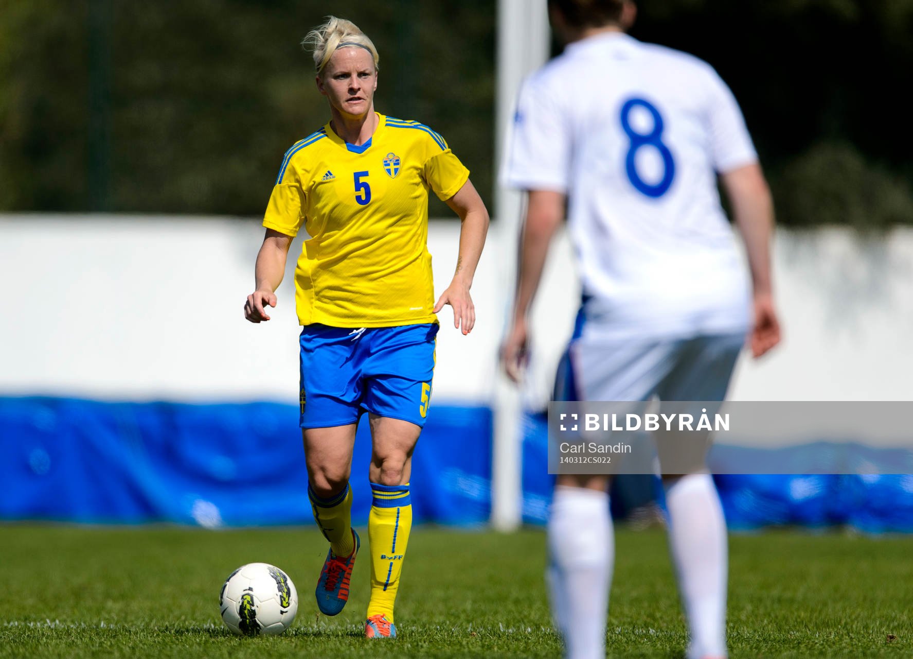 Sveriges Nilla Fischer med bollen