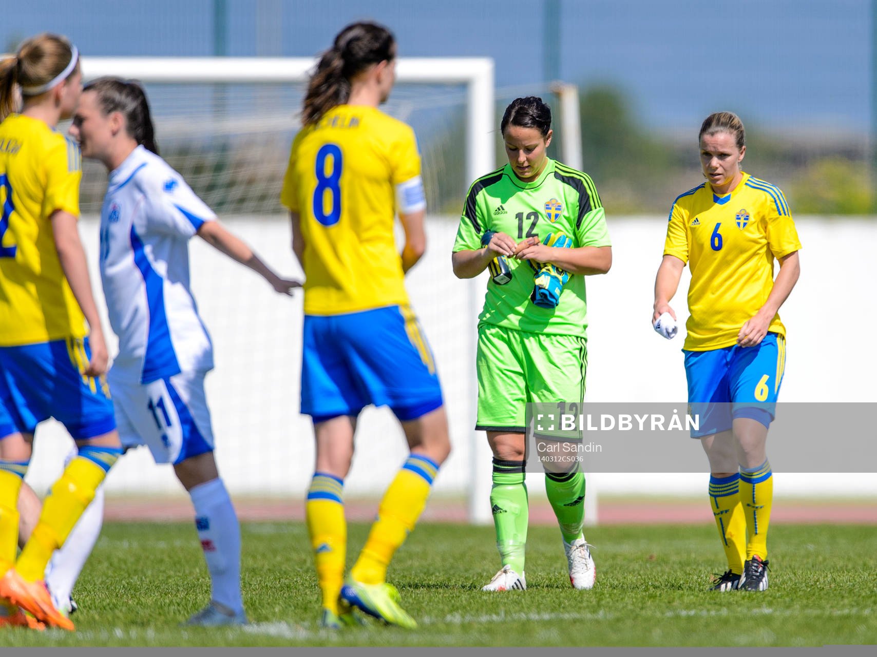 Sveriges målvakt Carola Söberg och Sara Thunebro deppar