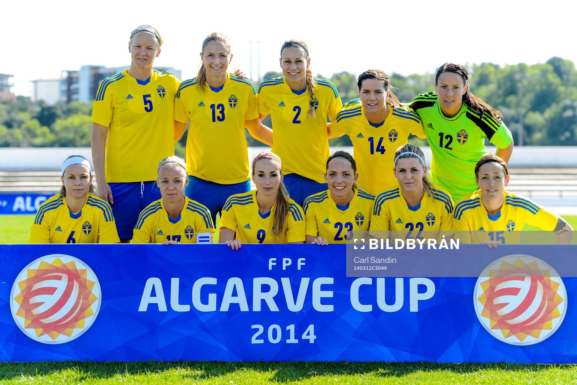 Sveriges Startelva inför fotbollsmatchen mellan Island och Sverige i Algarve Cup den 12 mars 2014. Nilla Fischer, Emmelie Konradsson, Charlotte Rohlin, Hanna Folkesson, målvakt Carola Söberg. Sara Thunebro, Caroline Seger, Kosovare Asllani, Elin Rubensson, Olivia Schough och Therese Sjögran.