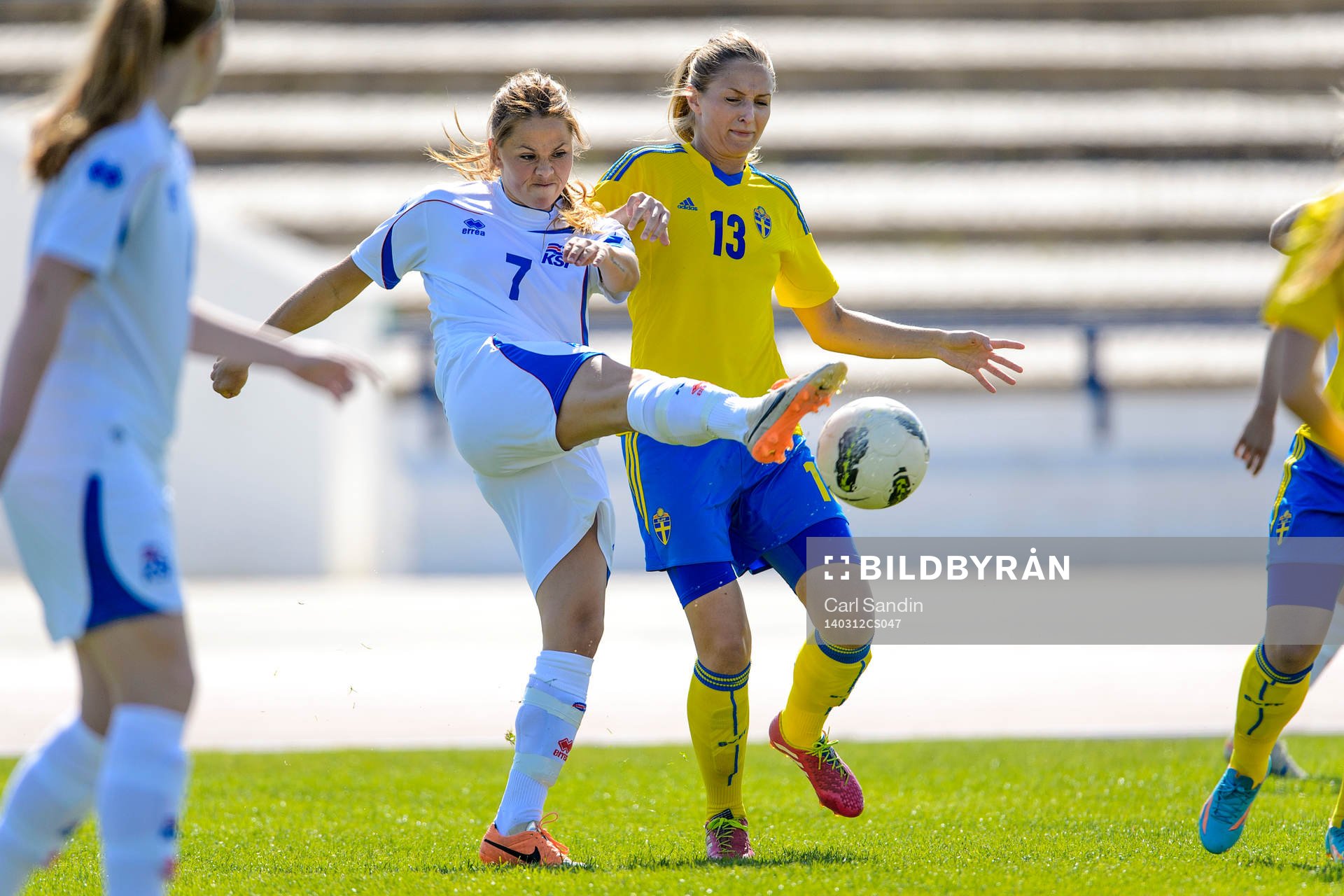 Närkamp mellan Islands Sara Björk Gunnarsdóttir  och
