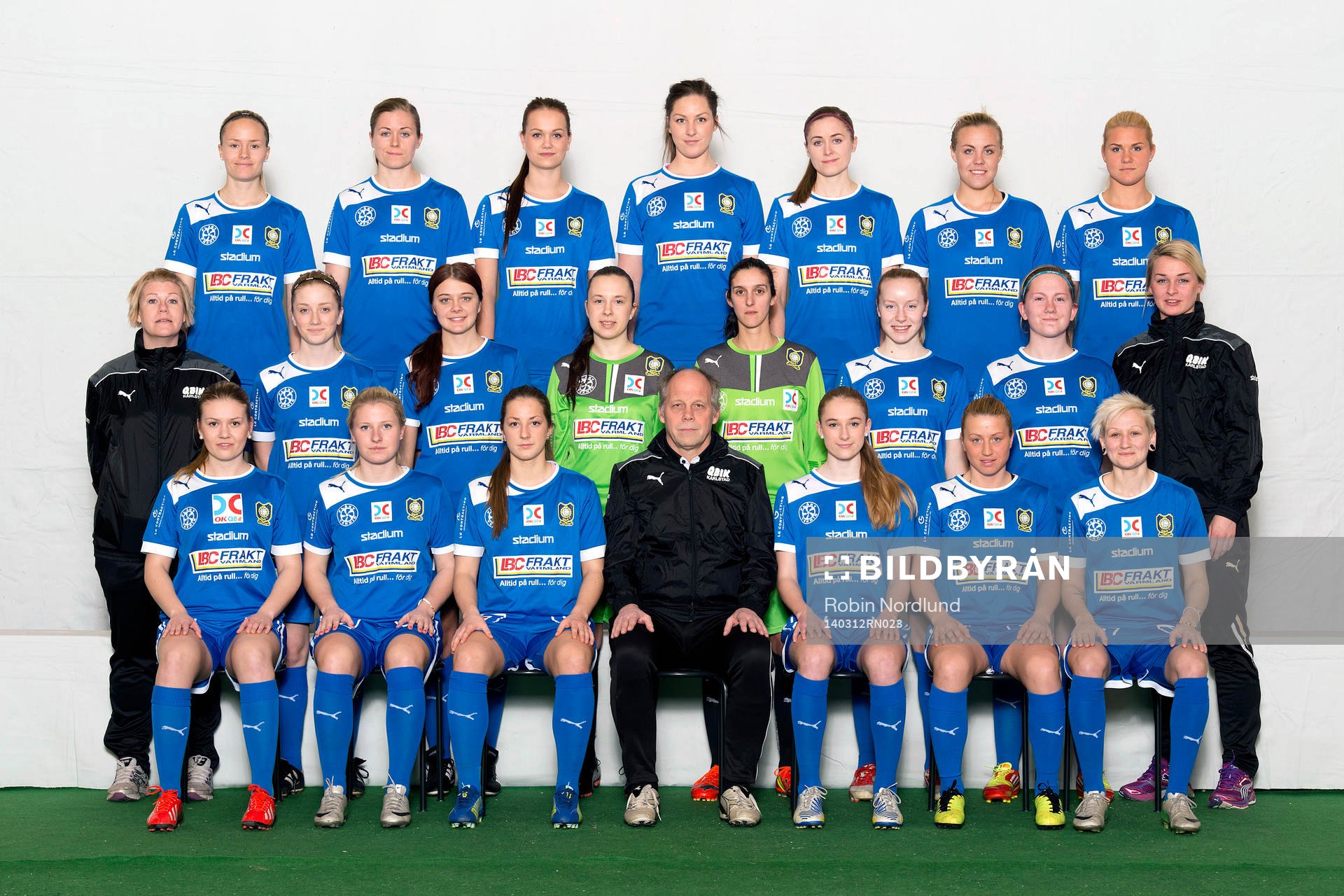 Spelare i damfotbollslaget Karlstad/Qbik poserar för en lagbild den 12 mars 2014 i Karlstad. Övre raden från vänster: Bak fr.v Elin Nyman, Elsa Hellstrand, Anna Carlsson, Johanna Arnberg, Amanda Ogenvall, Mia Skoglund, Ida Lindqvist Mittenraden fr.v. Bodil Burman, Erica Stolpe, Felicia Edgren, Emilia Rinaldo, Maria Yatrakis, Susanne Skålberg, Hanna Spets, Therese Lückner. Främre raden fr.v. Sandra Zetterqvist, Karin Jingfors, Sofie Ask, Leif Olsson, Emelie Andersson, Emelie Skålberg, Elin Börjesson