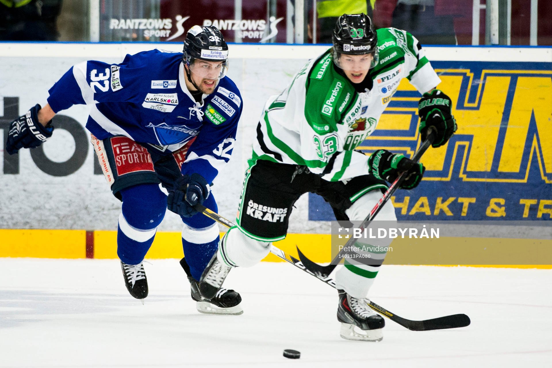 Rögles Niklas Hansson jagas av Karlskogas Martin Sandgren