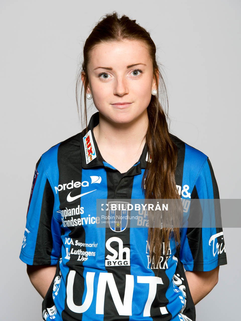 Damfotbollsspelaren Tyra Kajgård, Sirius, poserar för ett porträtt den 13 mars 2014 i Uppsala.