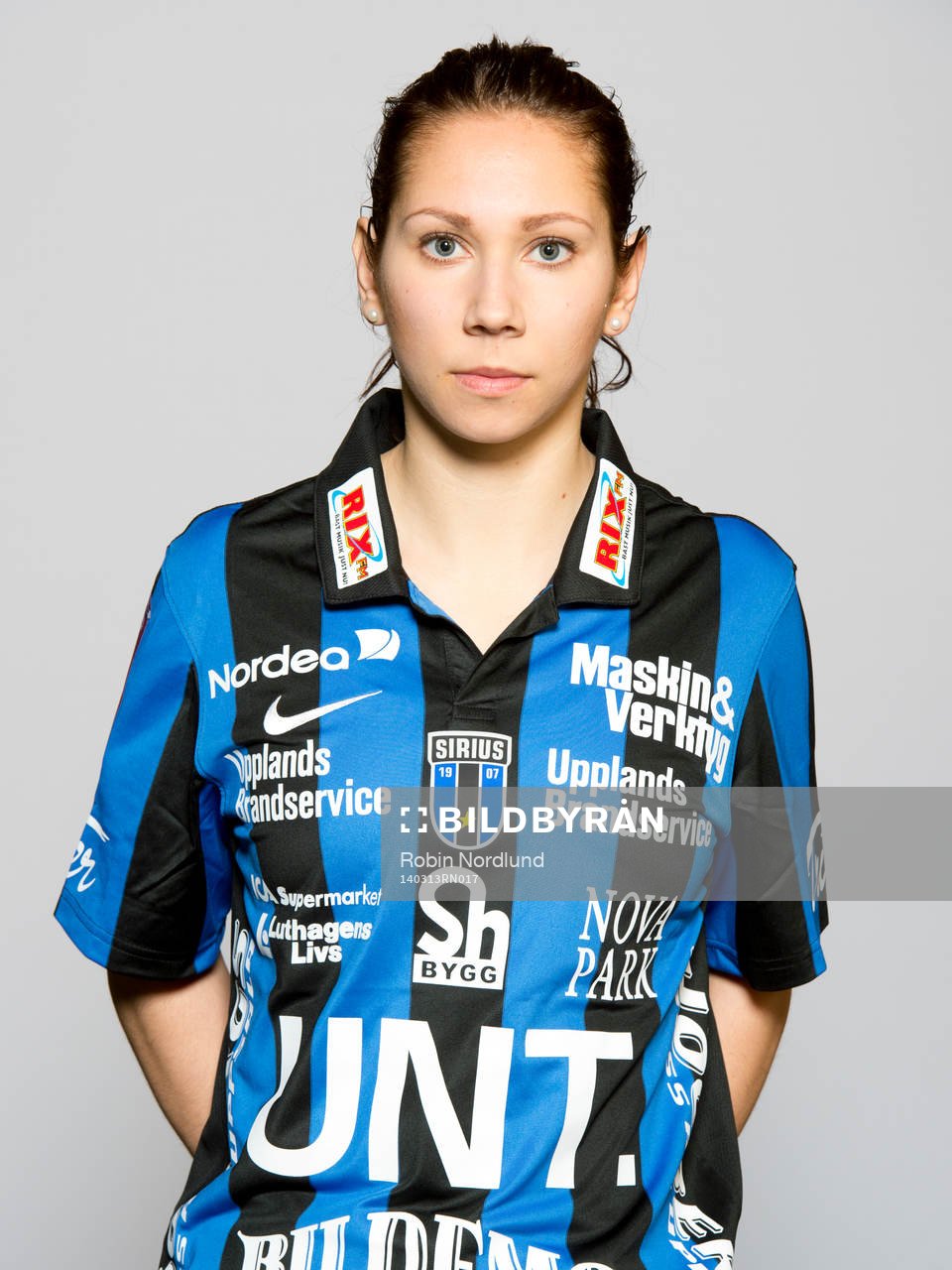 Damfotbollsspelaren Annina Wede, Sirius, poserar för ett porträtt den 13 mars 2014 i Uppsala.