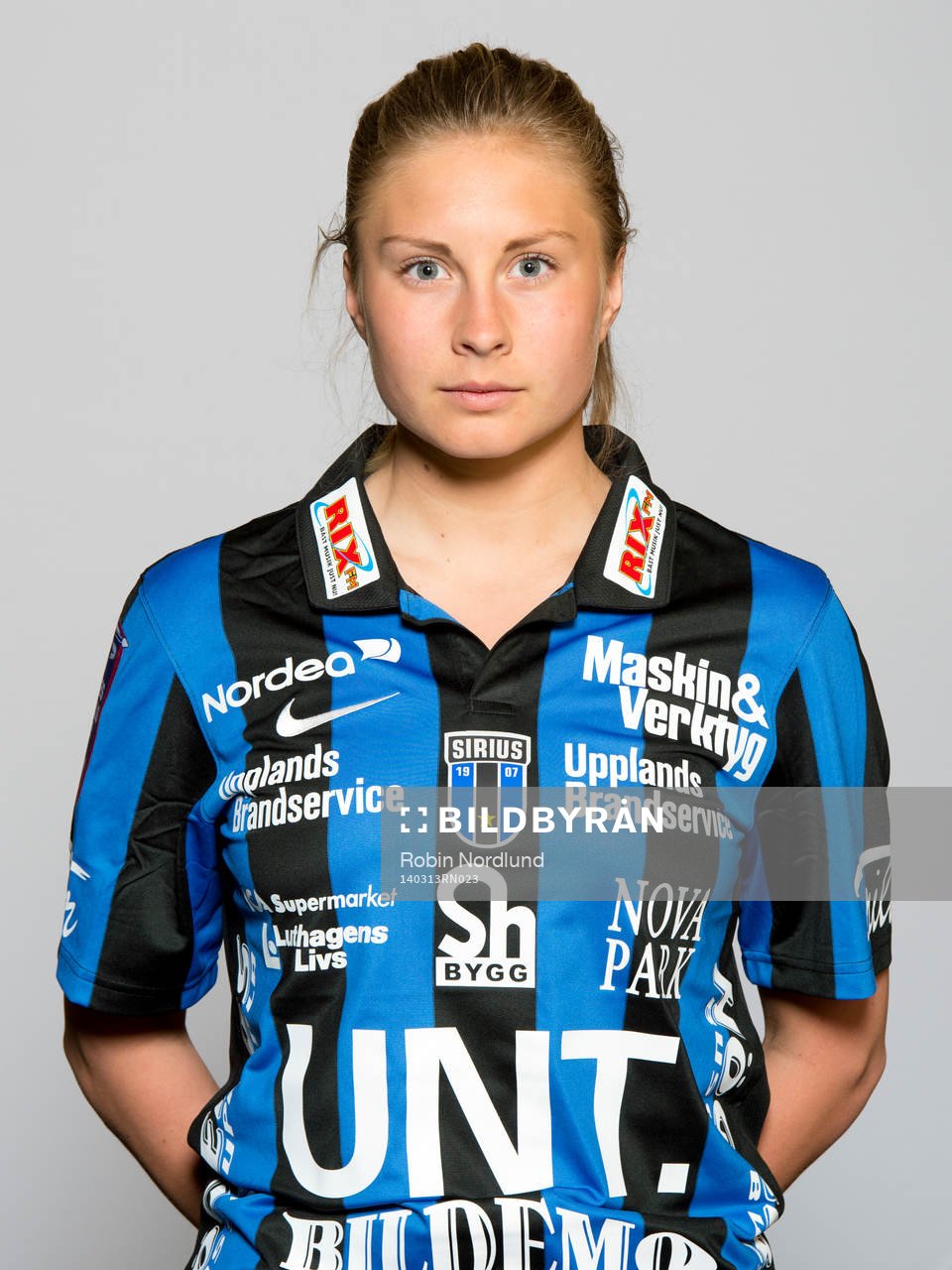 Damfotbollsspelaren Fanny Andersson, Sirius, poserar för ett porträtt den 13 mars 2014 i Uppsala.