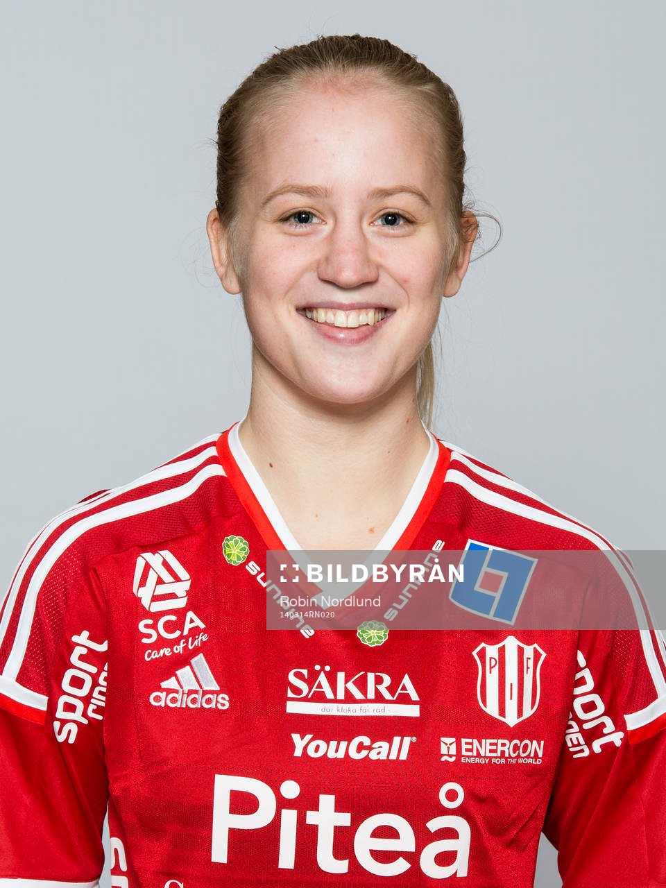Damfotbollsspelaren Paulina Hedquist, Piteå IF poserar för ett porträtt den 14 mars 2014 i Umeå.