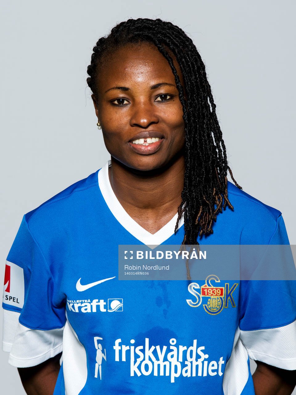 Damfotbollsspelaren Perpetua Nkwocha, Sunnanå, poserar för ett porträtt den 14 mars 2014 i Skellefteå.