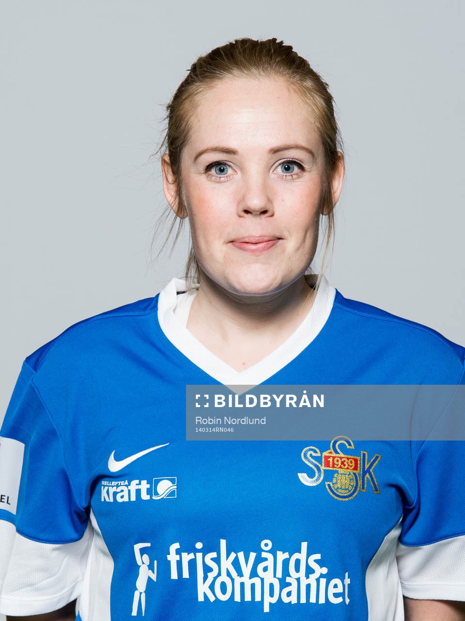 Damfotbollsspelaren Carina Holmberg, Sunnanå, poserar för ett porträtt den 14 mars 2014 i Skellefteå.