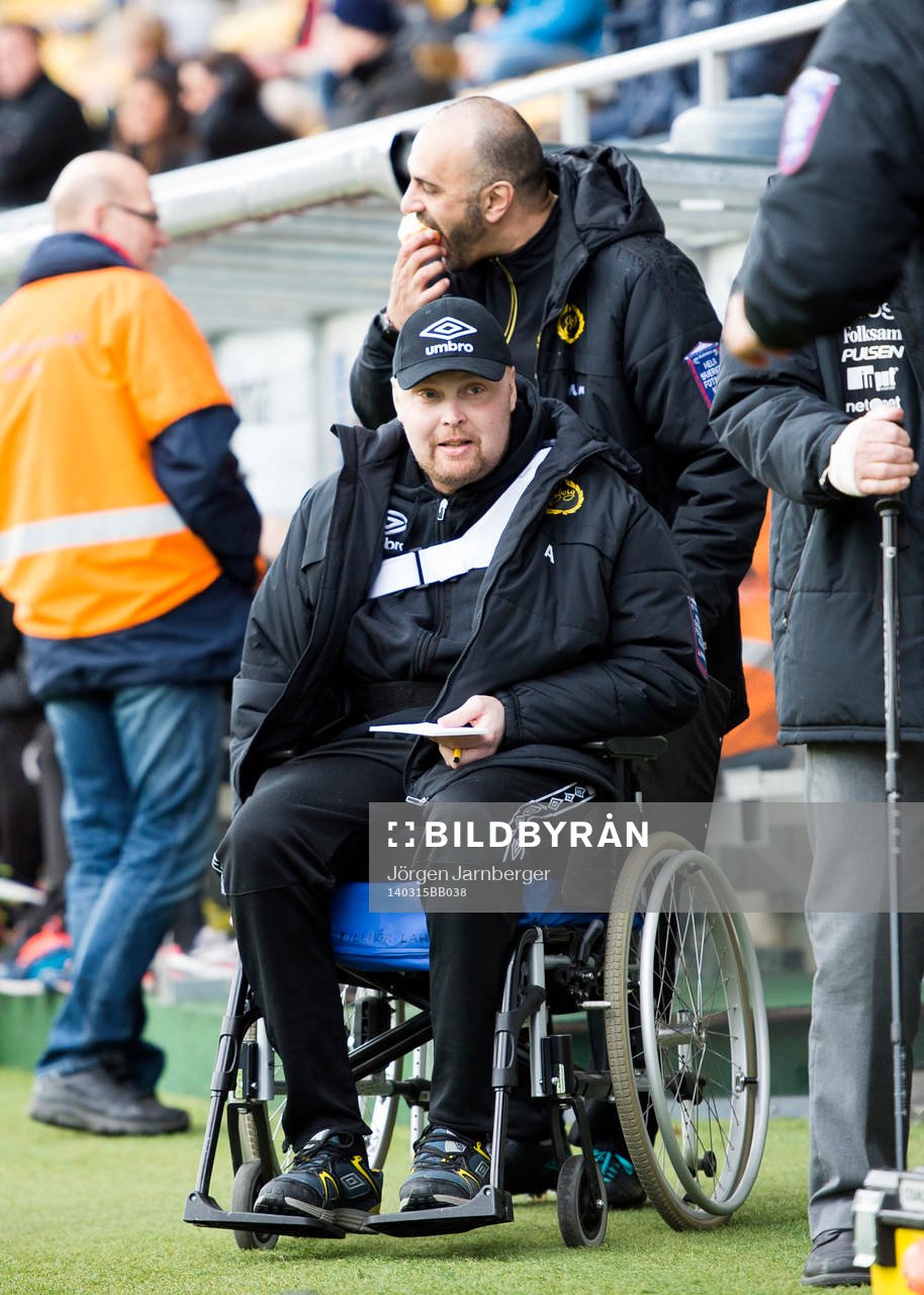 Elfsborgs manager Klas Ingesson kommer in i rullstol