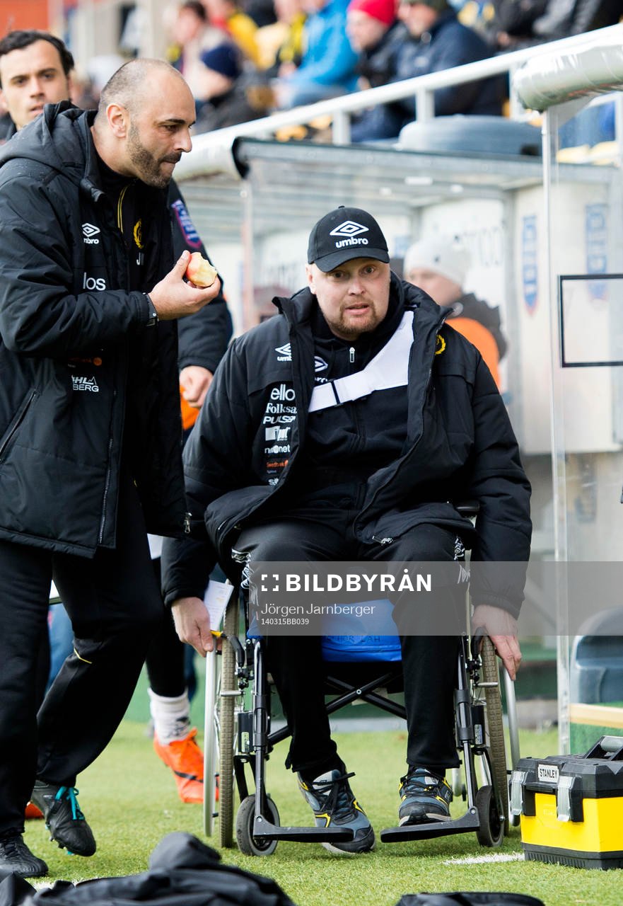Elfsborgs manager Klas Ingesson kommer in i rullstol under fotbollsmatchen i Svenska Cupen mellan Elfsborg och Öster den 15 mars 2014 i Borås.