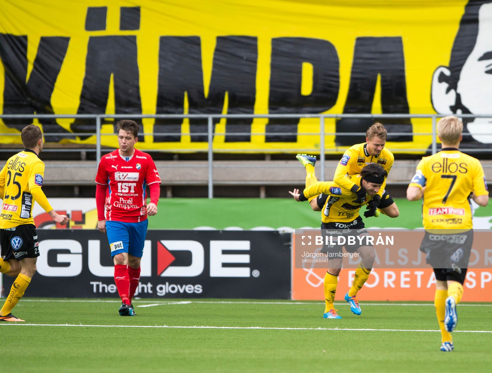 Elfsborgs spelarna jublar efter 2-0. Simon Hedlund hoppar upp på målgöraren Mikkel Beckmann rygg under fotbollsmatchen i Svenska Cupen mellan Elfsborg och Öster den 15 mars 2014 i Borås.