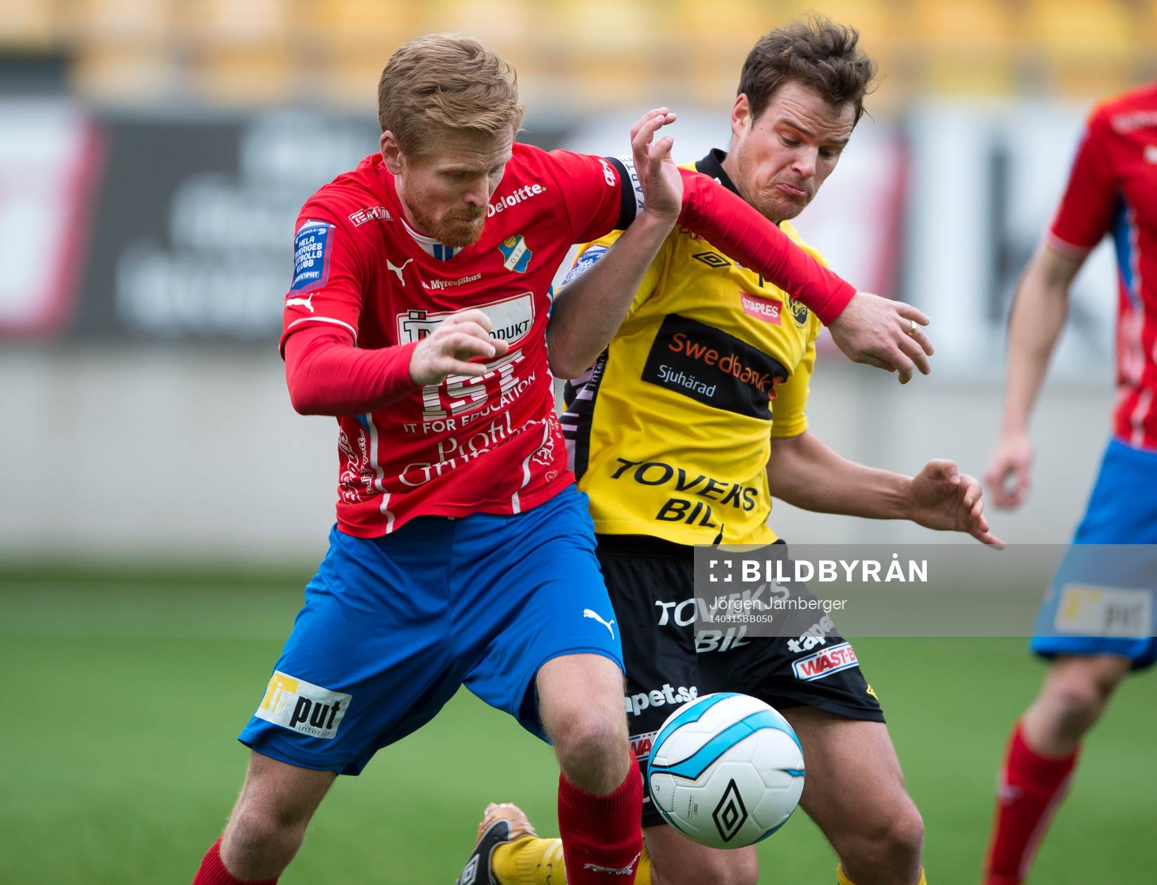 Kamp mellan Östers Mario Vasilj och Elfsborgs Henning