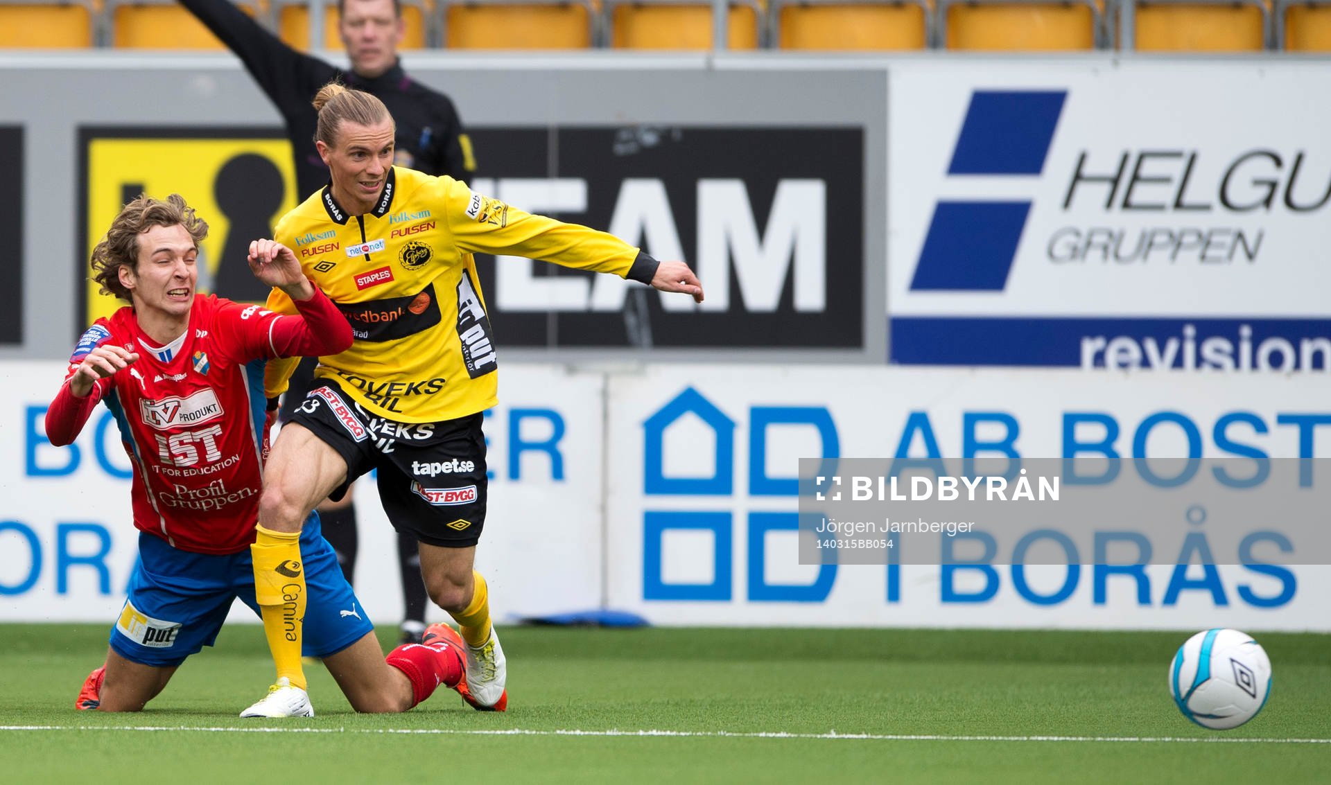 Kamp mellan Östers Alexander Henningsson och Elfsborgs Niklas Hult under fotbollsmatchen i Svenska Cupen mellan Elfsborg och Öster den 15 mars 2014 i Borås.