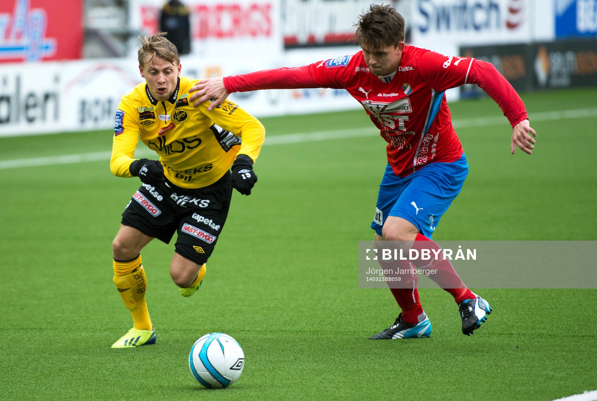 Elfsborgs Simon Hedlund tar sig förbi Östers Karl-Johan