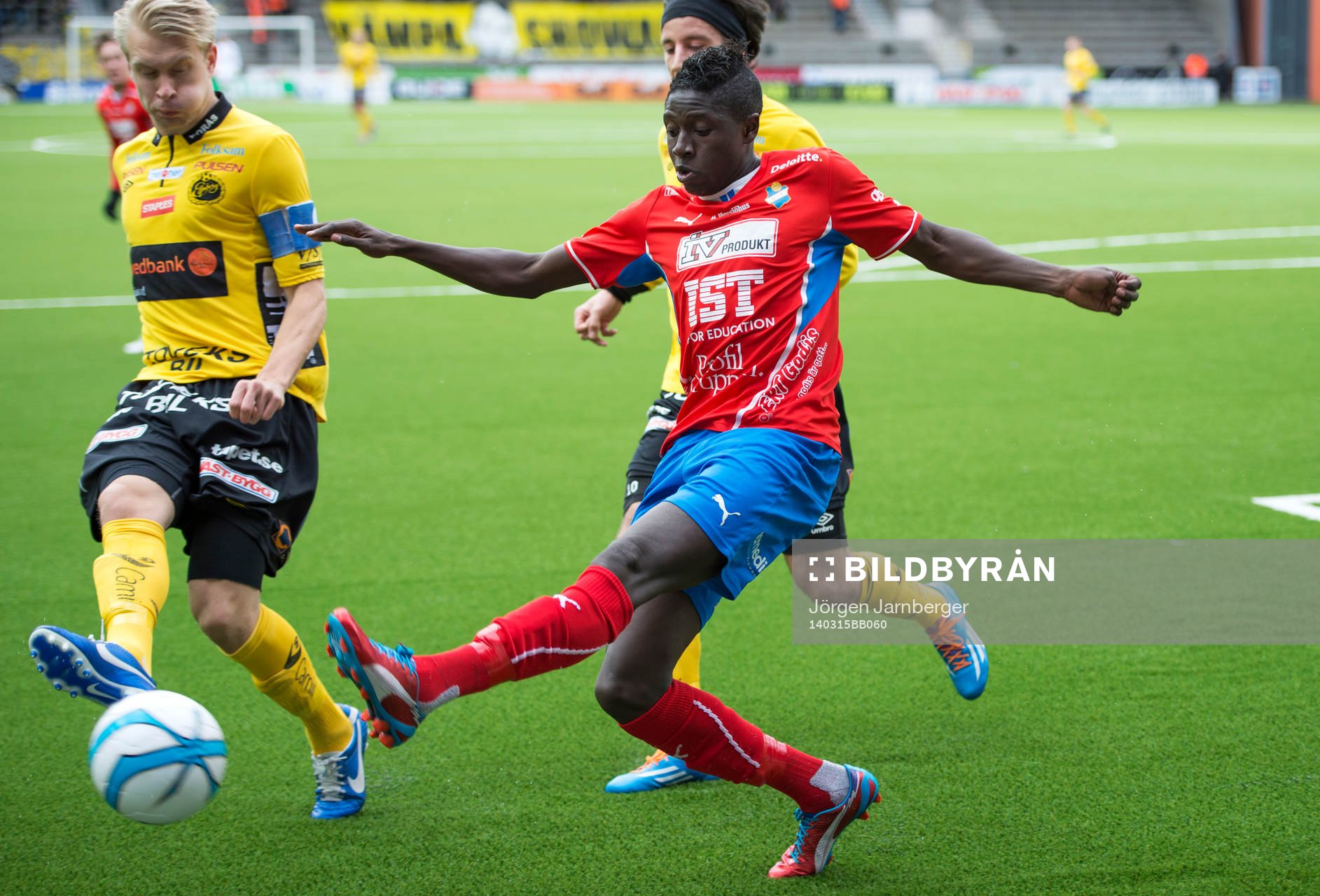 Östers Pa Konate rensar undan i eget försvar framför