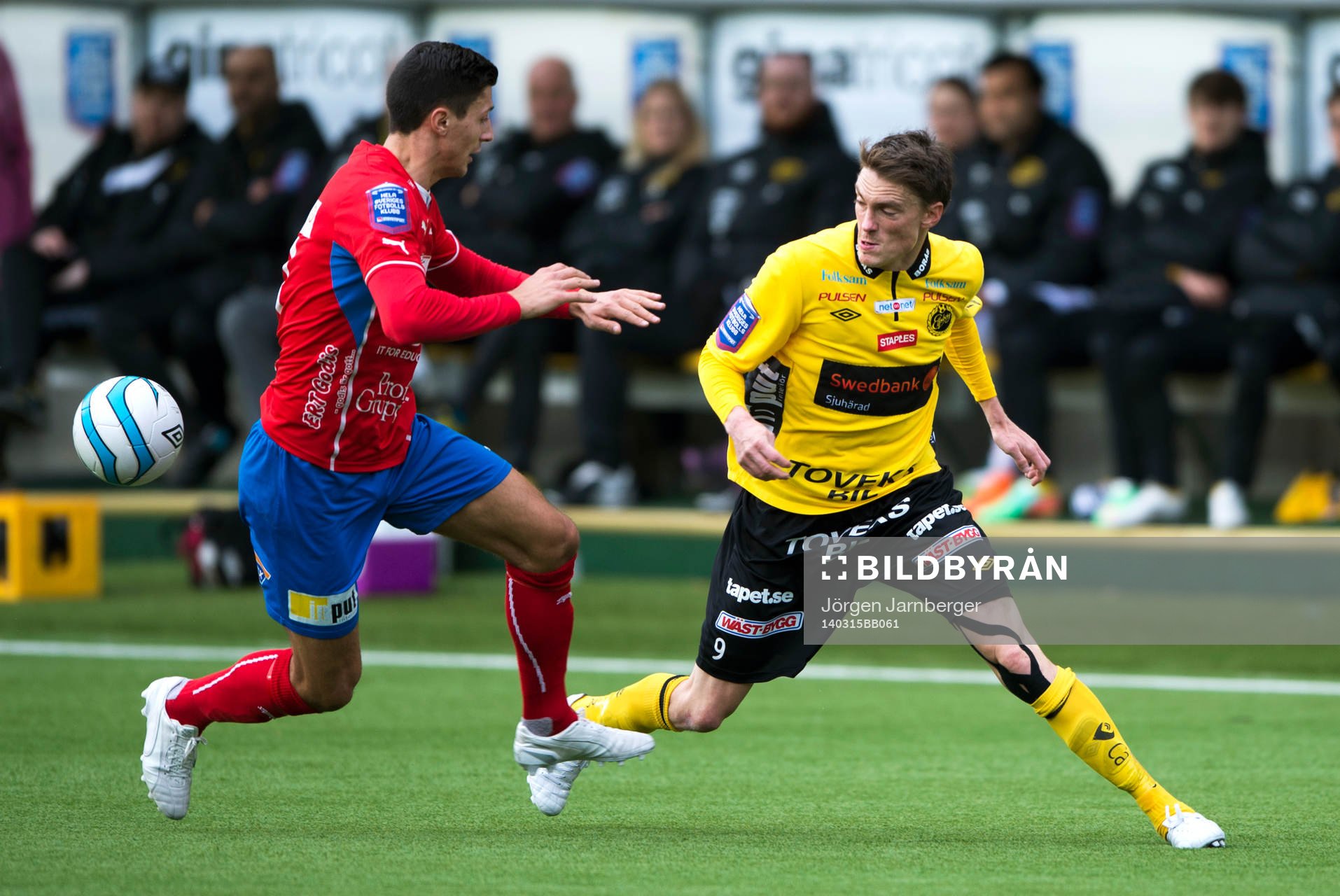 Elfsborgs Lasse Nilsson tar sig förbi Östers försvarare