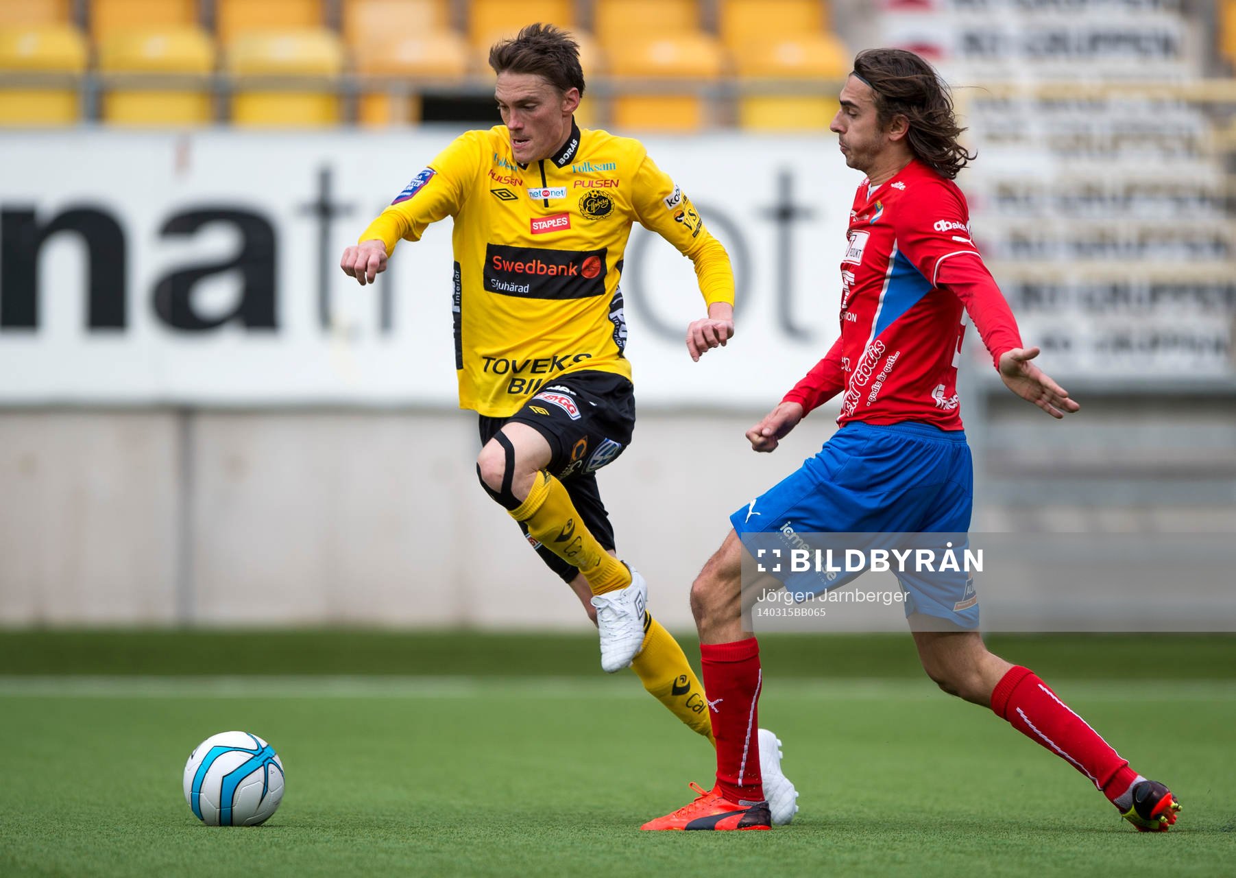 Elfsborgs Lasse Nilsson tar sig förbi Östers Vladic