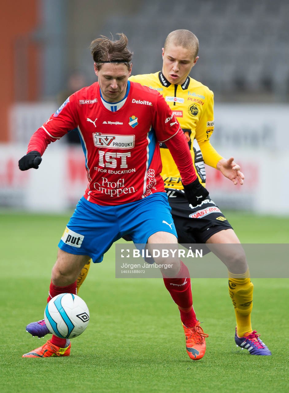 Östers Freddy Söderberg täcker bollen för Elfsborgs