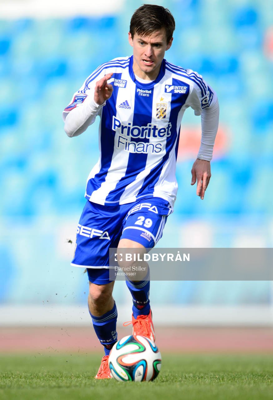 IFK Göteborgs Lasse Vibe driver bollen