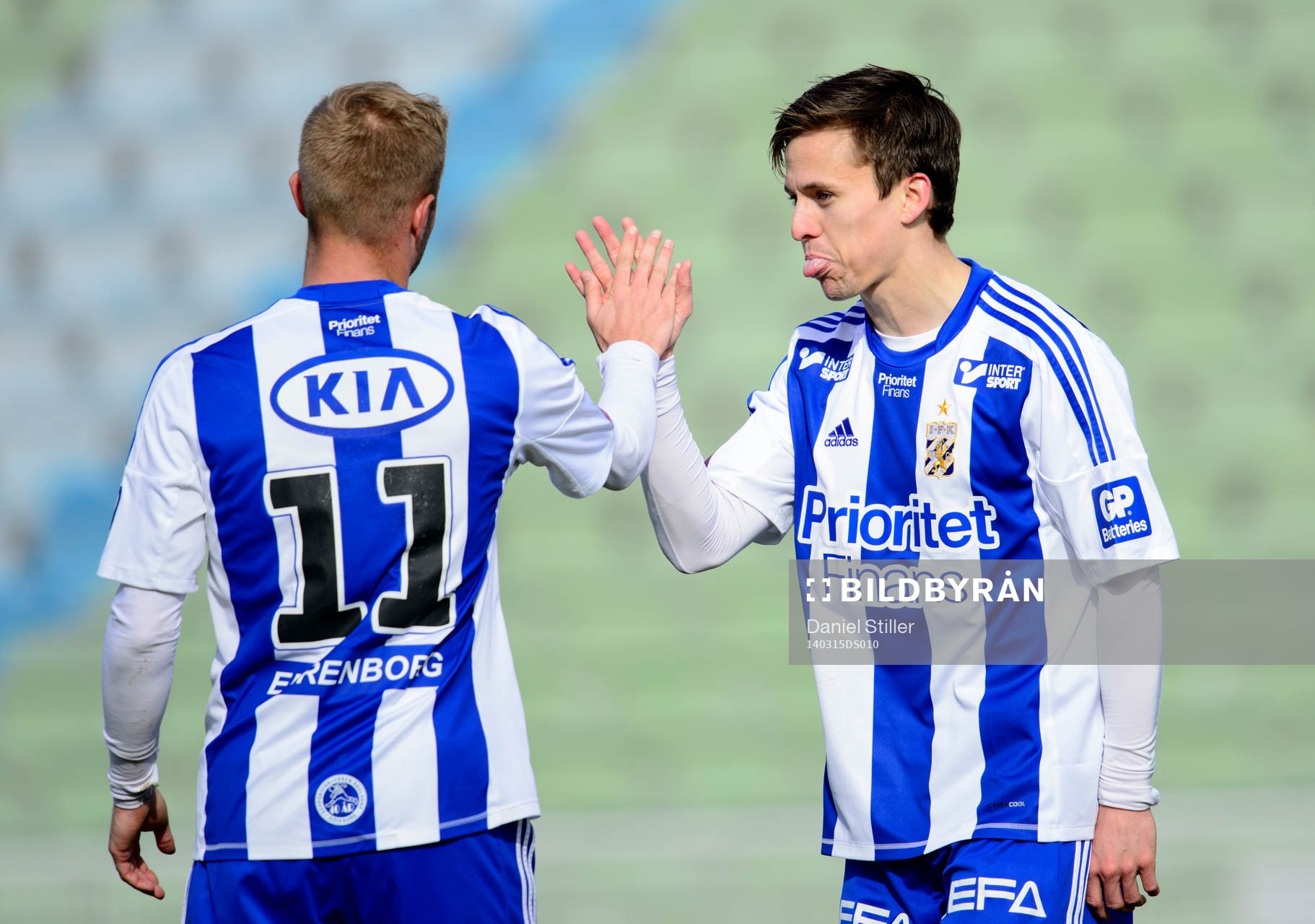 IFK Göteborgs Lasse Vibe jublar med Robin Söder efter att ha gjort 3-2 under fotbollsmatchen i Svenska Cupen mellan IFK Göteborg och Sundsvall den 15 mars 2014 i Göteborg.