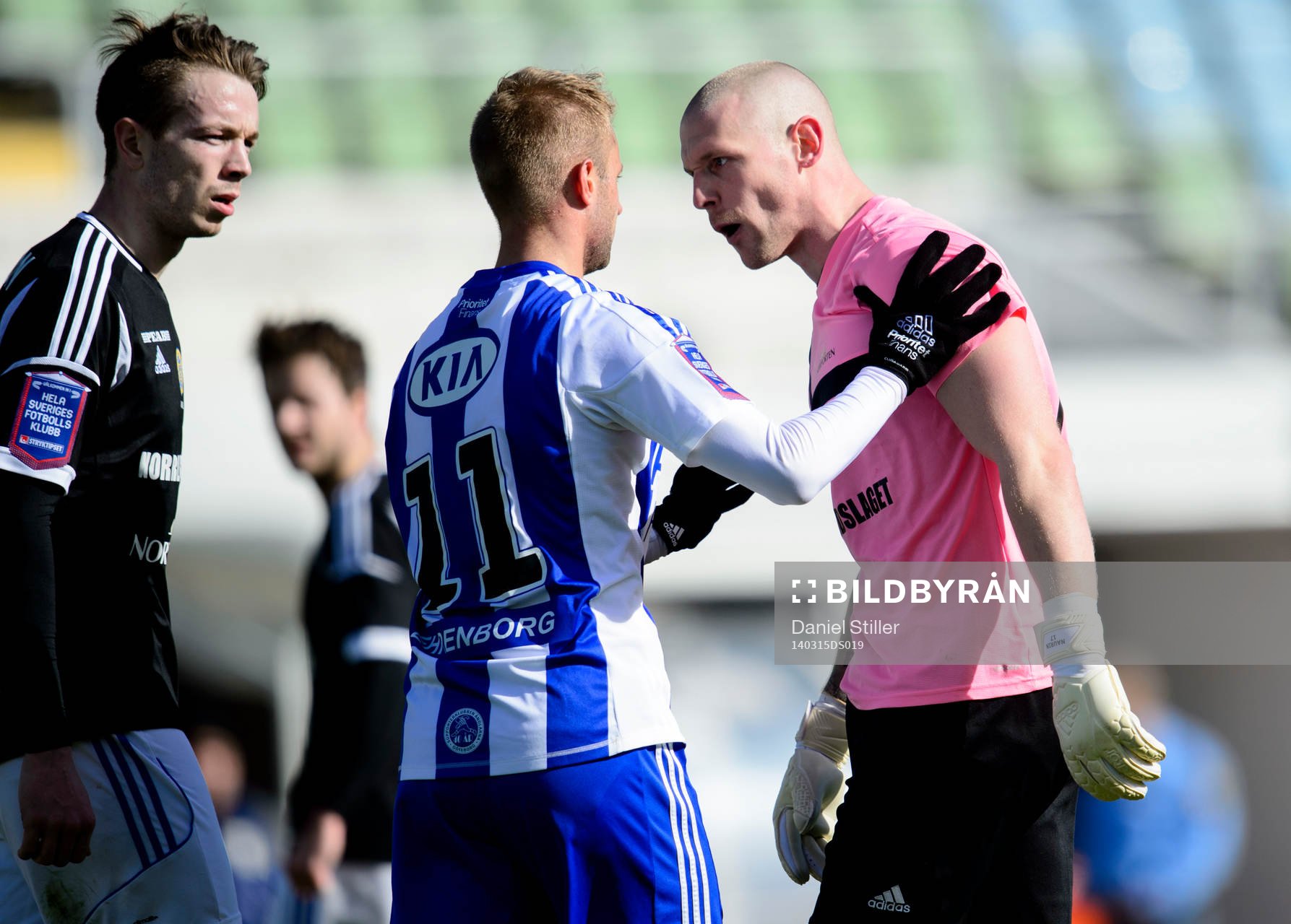 Sundsvalls målvakt Tommy Naurin tar ett snack med IFK