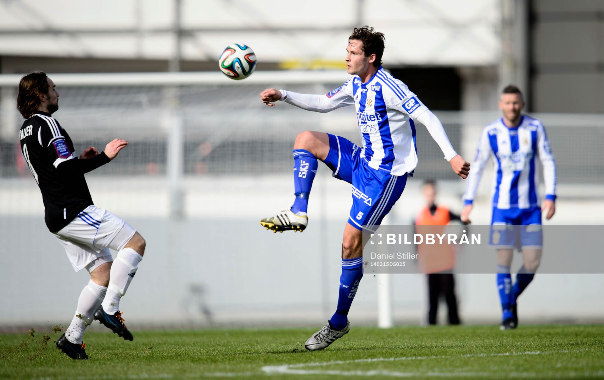 IFK Göteborgs Philip Haglund snor bollen framför