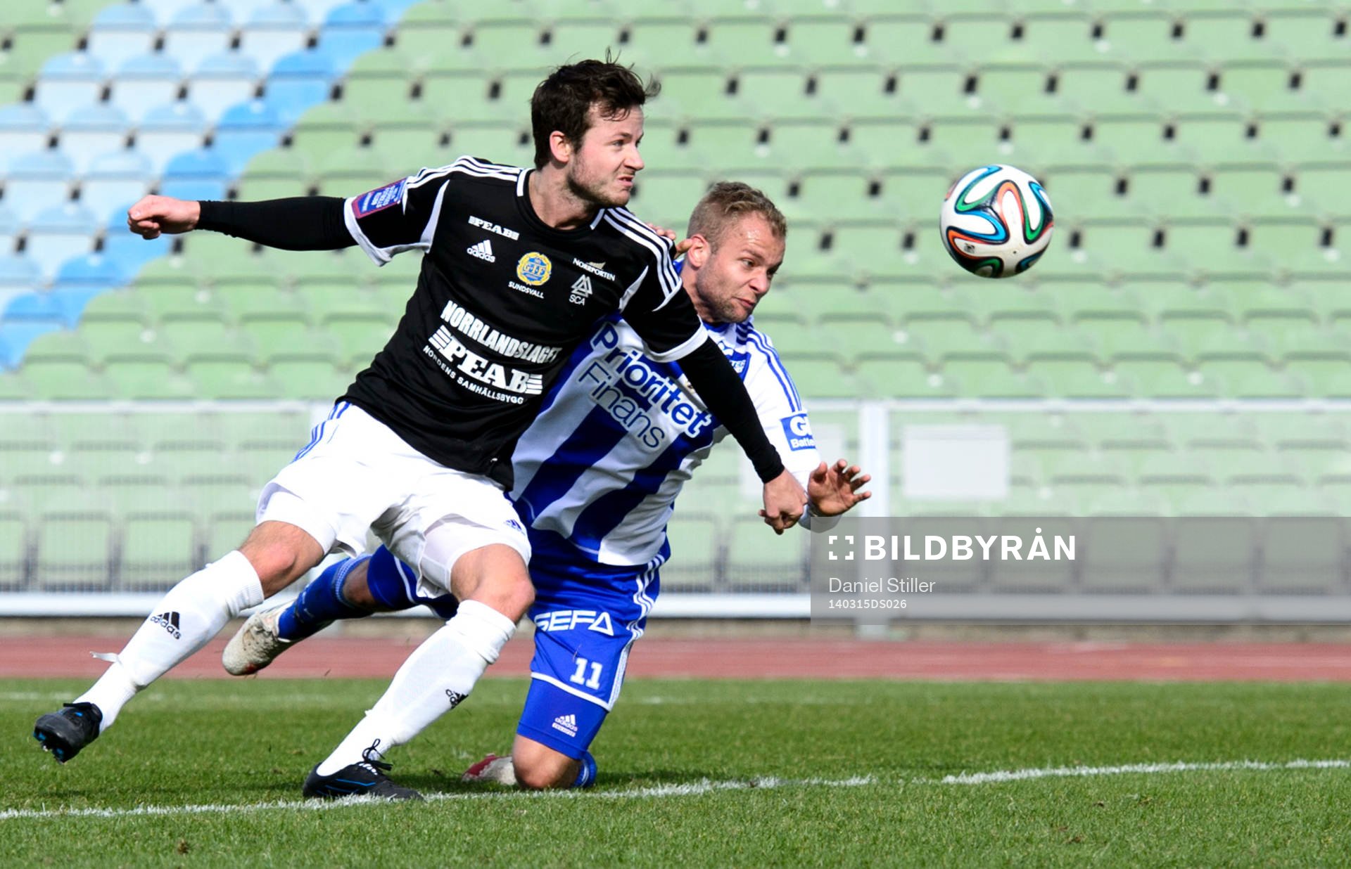 Sundsvalls Robert Lundström täcker undan bollen för IFK