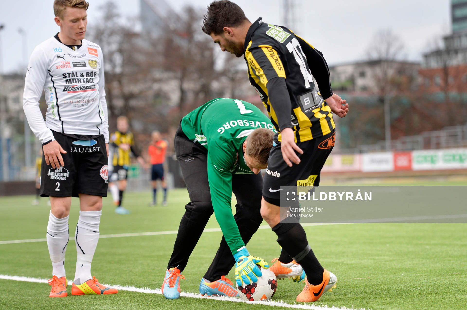 Häckens Moestafa El Kabir försöker ta bollen från