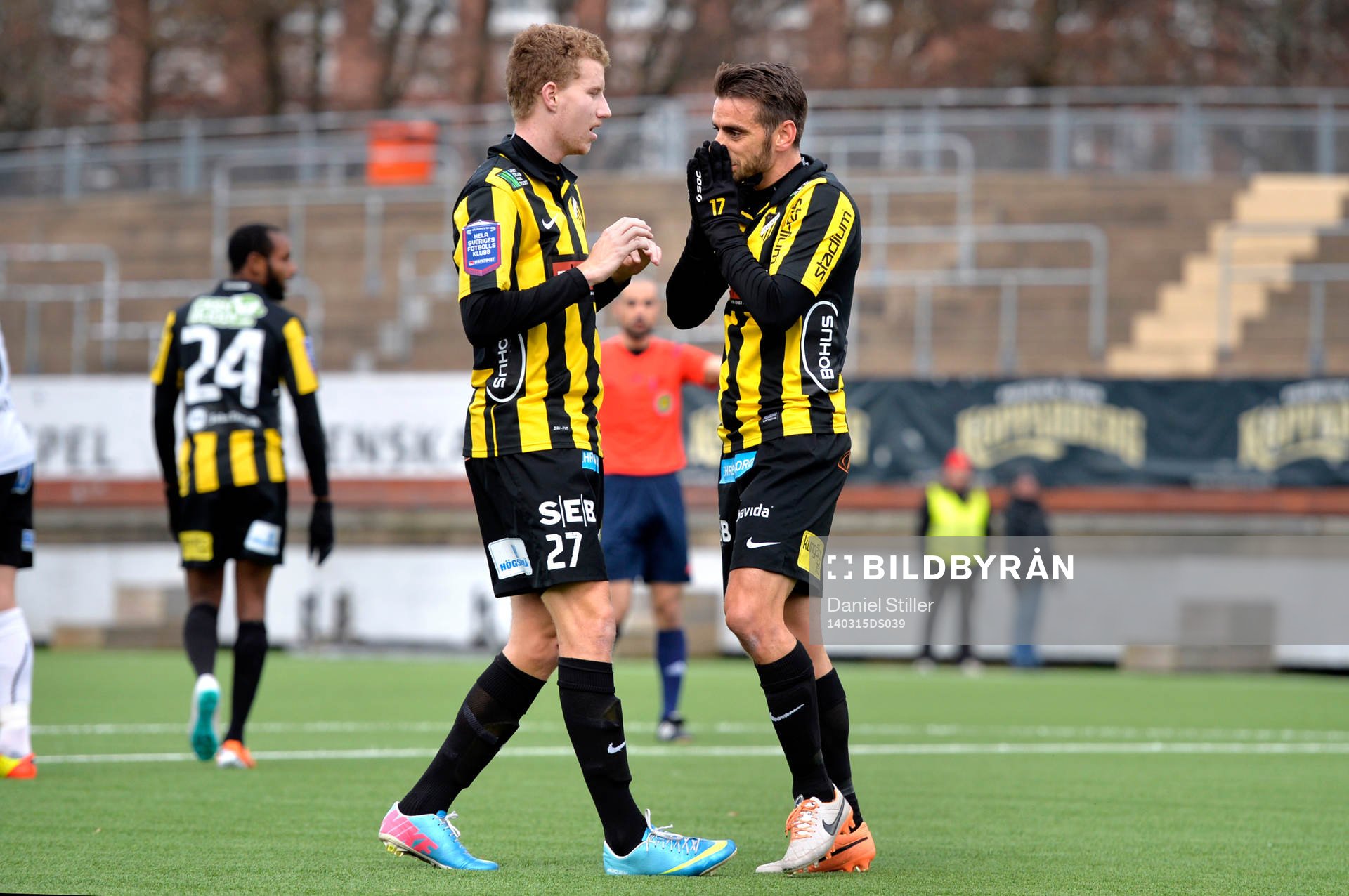 Häckens Björn Anklev (th) deppar med Simon Gustafson