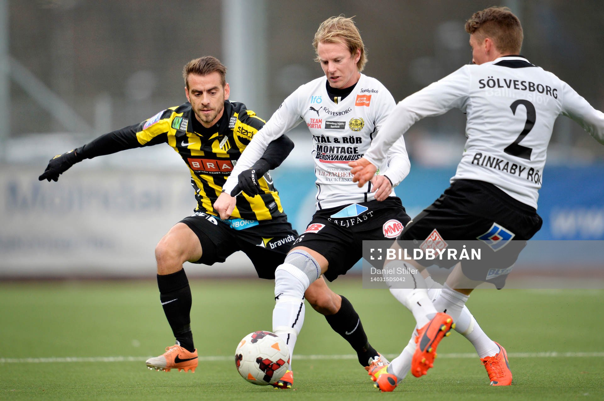 Häckens Björn Anklev jagar Mjällbys Anton Dahlström